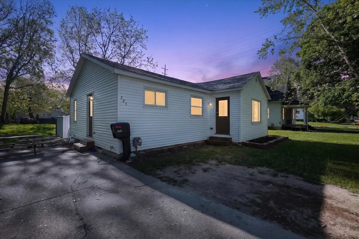 225 Grafton AVE, Alma, MI 48801 - #1