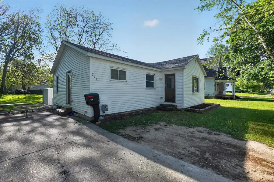 225 Grafton AVE, Alma, MI 48801 - #3