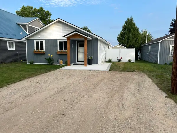 3551 W Lake Mitchell Drive, Cadillac, MI 49601