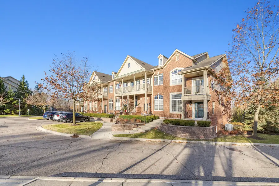 166 Clubhouse Circle, Walled Lake, MI 48390 - Image #2