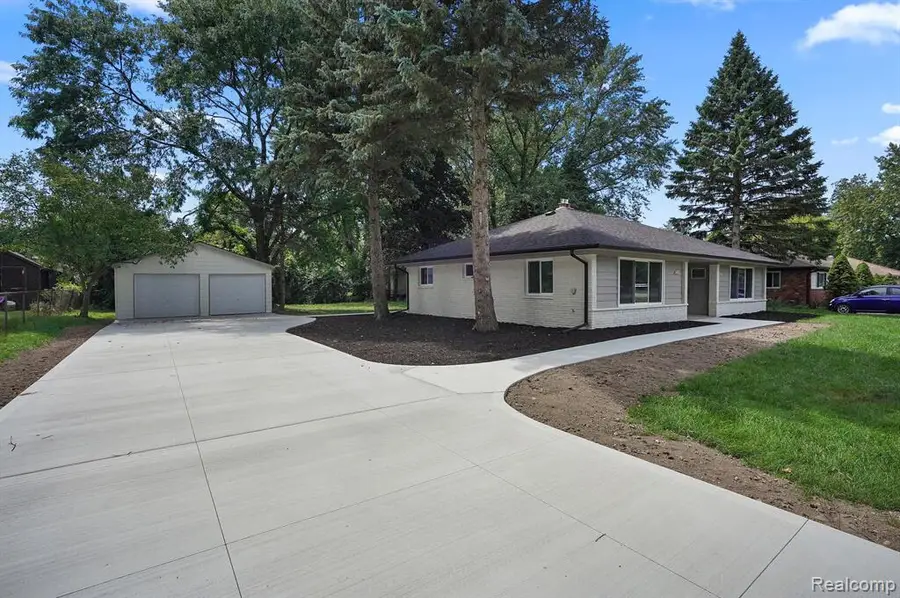 8820 Russell Street, Shelby Charter Township, MI 48317 - #3