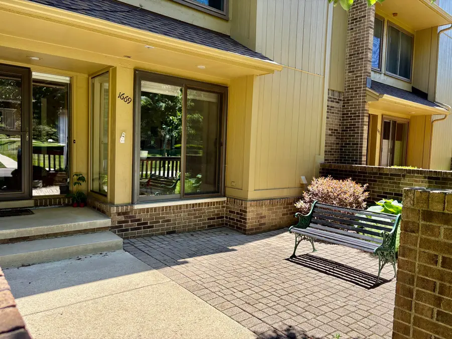1669 S Hill Boulevard, Bloomfield, MI 48304 - #2