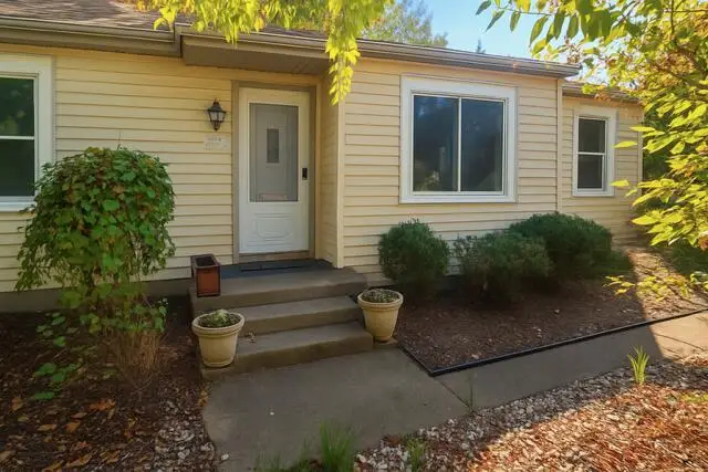 33967 Wadsworth Street, Livonia, MI 48150 - #2