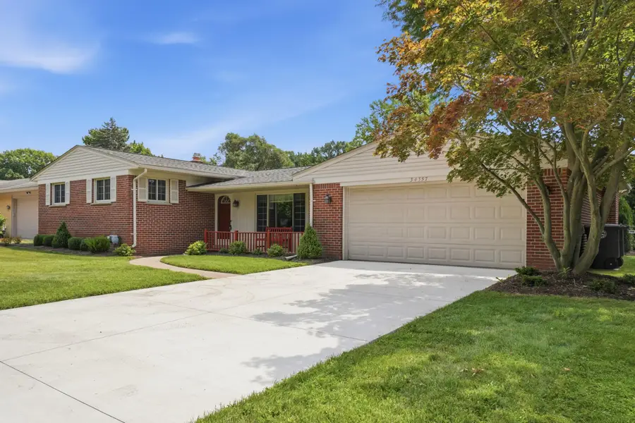 34357 Munger Drive, Livonia, MI 48154 - #2
