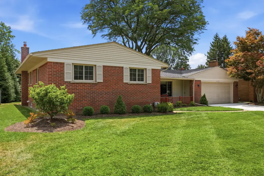 34357 Munger Drive, Livonia, MI 48154 - #3