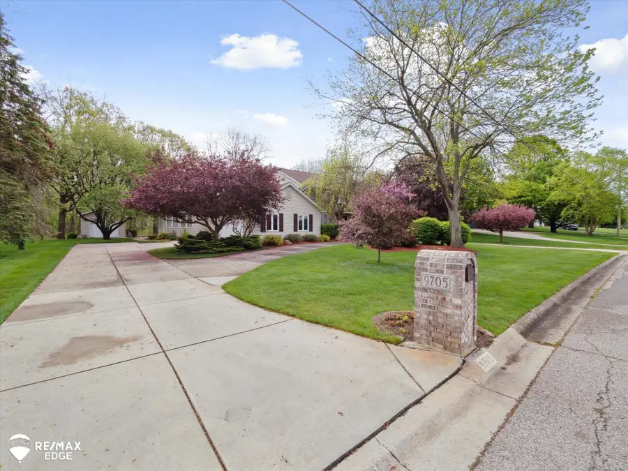 9705 Burning Tree, Grand Blanc, MI 48439 - #2