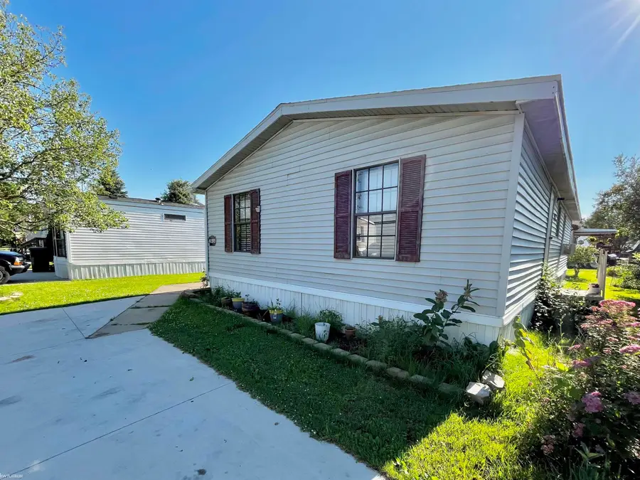 48593 Sandifer, Shelby Charter Township, MI 48317 - Image #2