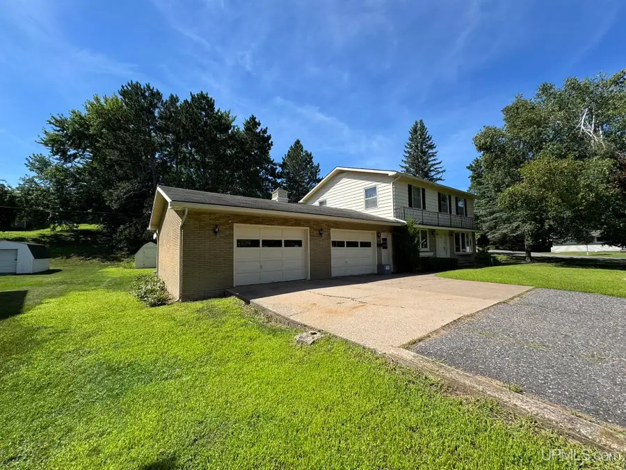 825 Michael, Kingsford, MI 49802 - Image #2