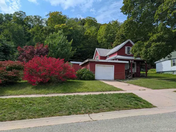 921 W Superior, Munising, MI 49862