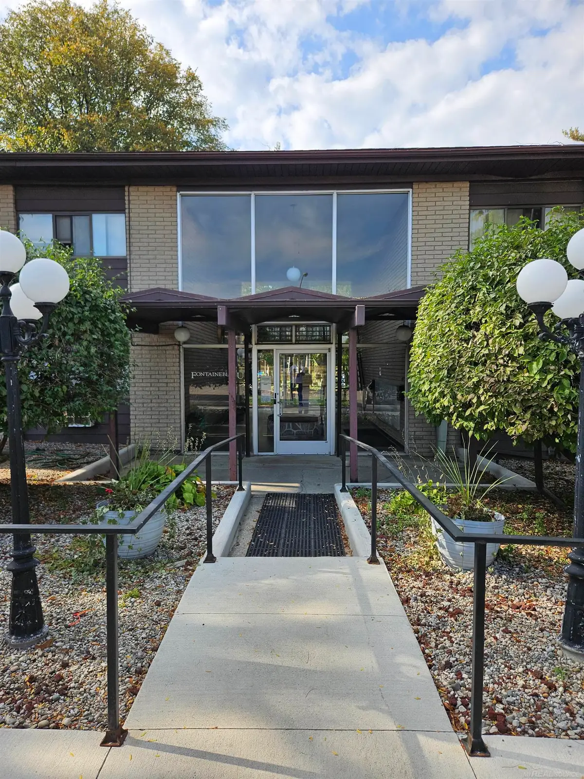 995 N Cass Lake #221, Waterford, MI 48328 - Image #1