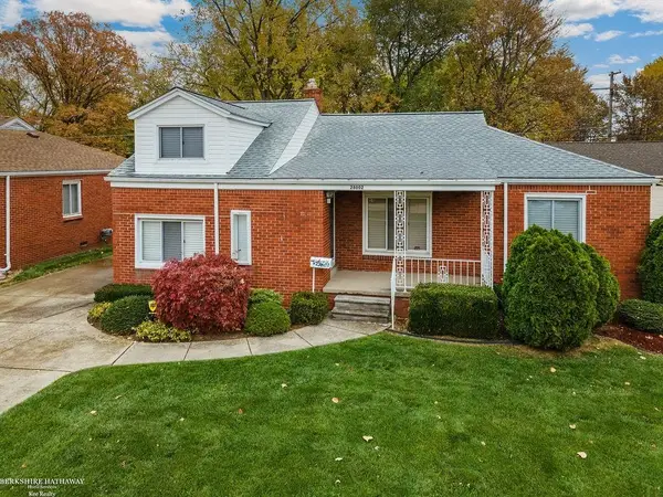 28002 Ruehle, Saint Clair Shores, MI 48081