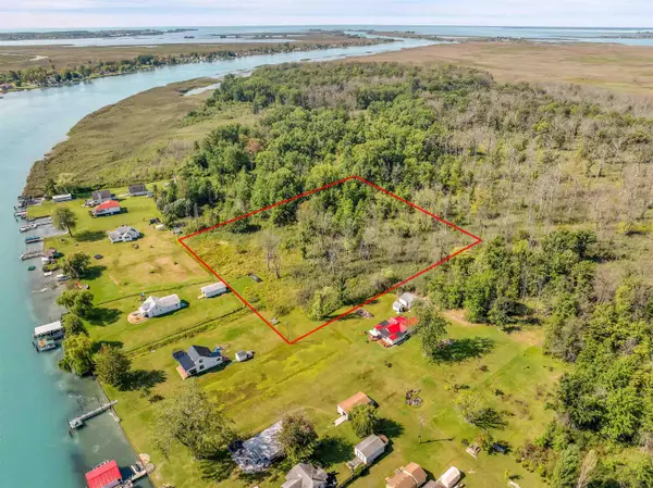 00 Dickinson, Algonac, MI 48001