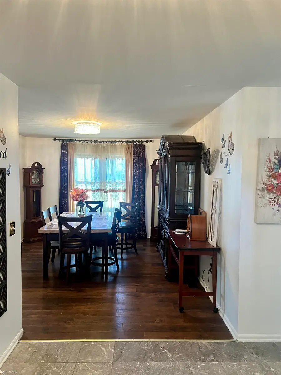 26528 Farmington Dr, Farmington Hills, MI 48334 - Image #2