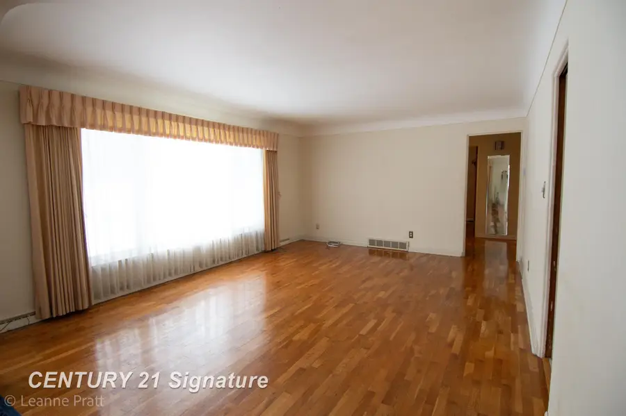 605 Hut West Dr, Flushing, MI 48433 - Image #3