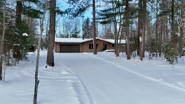 3 Arrowhead, Marquette, MI 49855