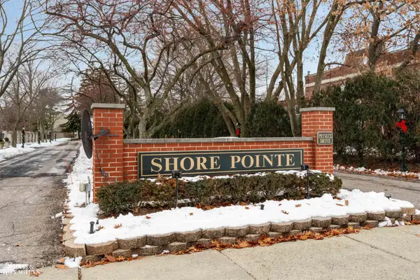 22029 Shore Pointe, Saint Clair Shores, MI 48080