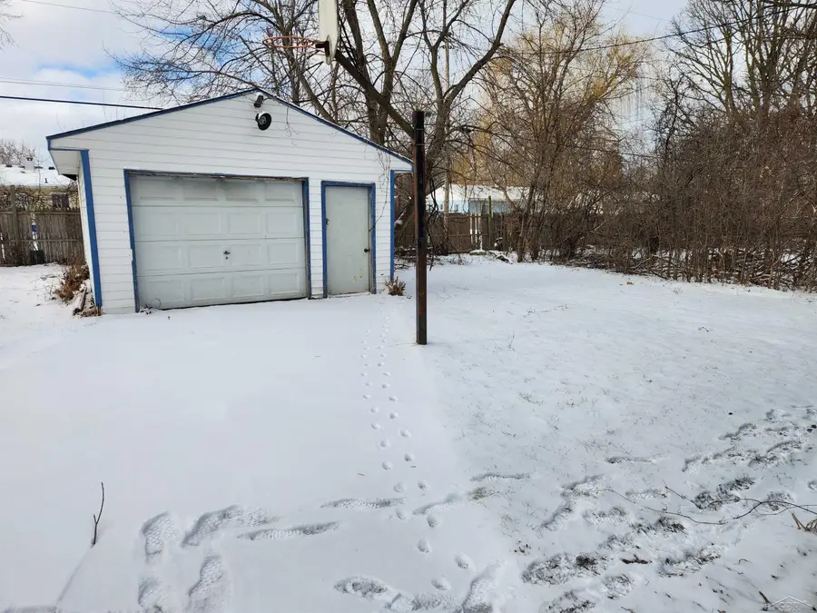 945 S 27th, Saginaw, MI 48601 - #3