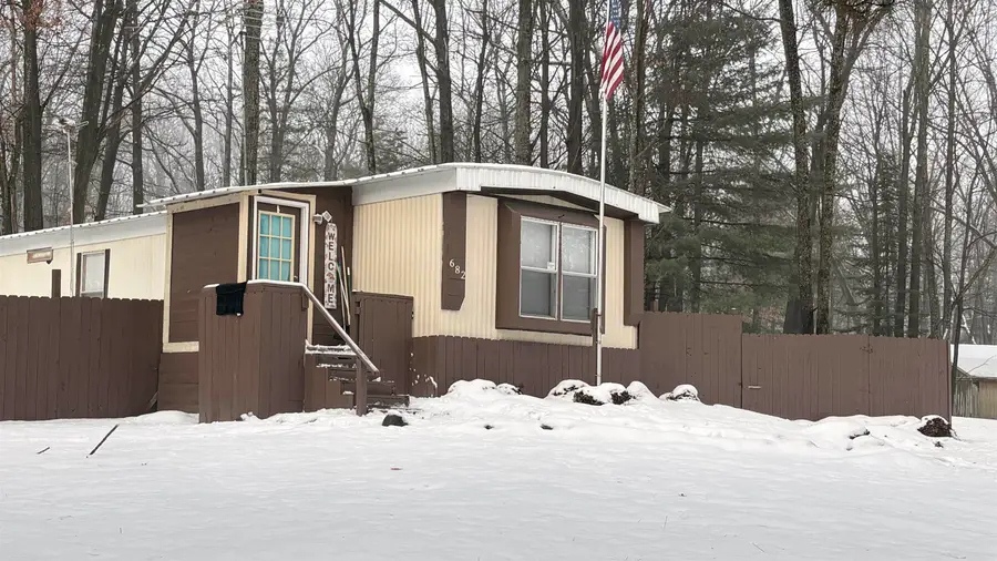 682 Pine, Harrison, MI 48625 - Image #2
