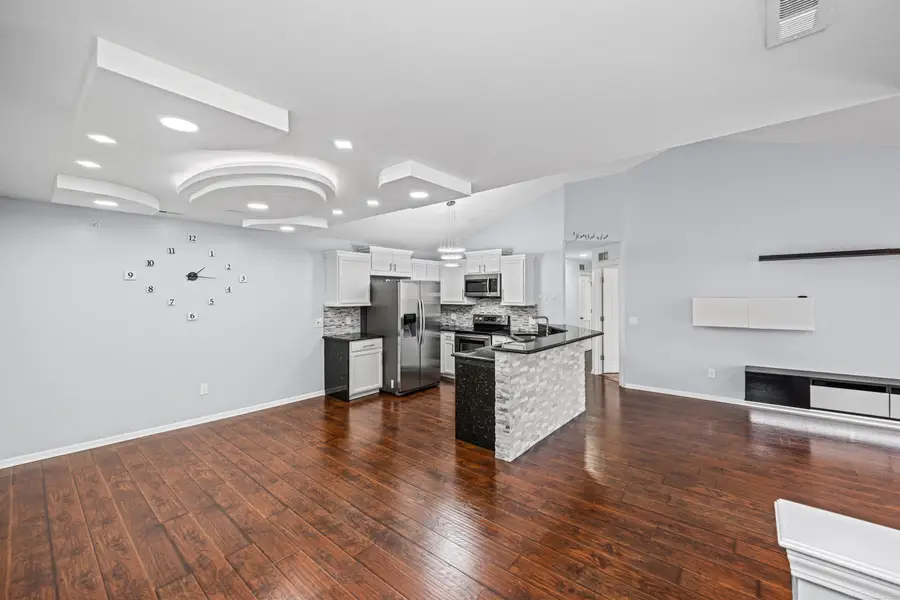 49143 W Woods, Shelby Township, MI 48317 - Image #2