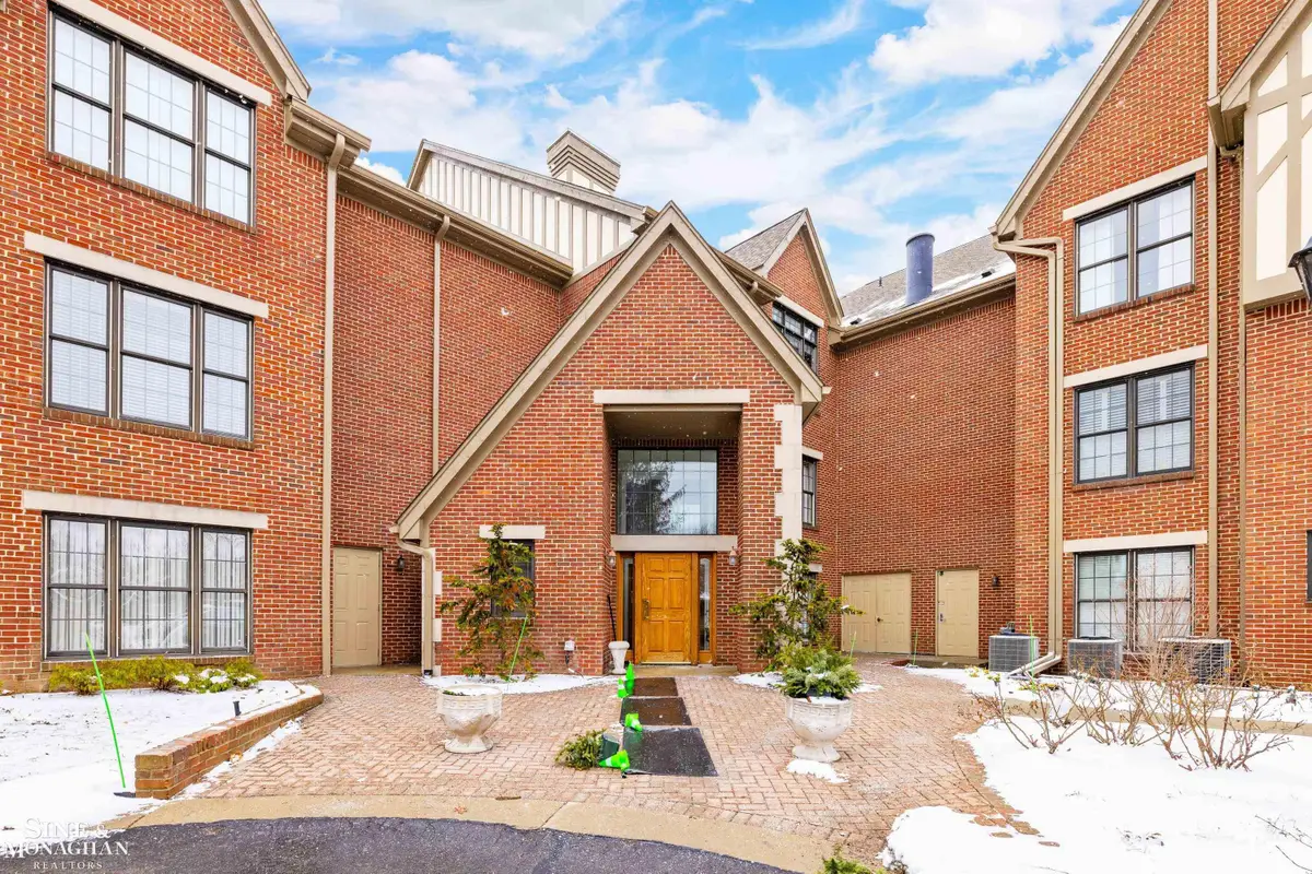 32 Pointe Park, Grosse Pointe Park, MI 48230 - #1