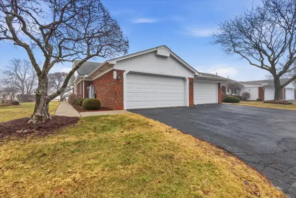 770 Country Club #76, Saint Clair Shores, MI 48082