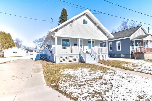 4113 N Shore, Menominee, MI 49858
