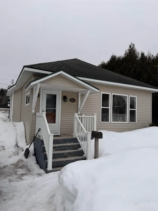 208 E Onota, Munising, MI 49862