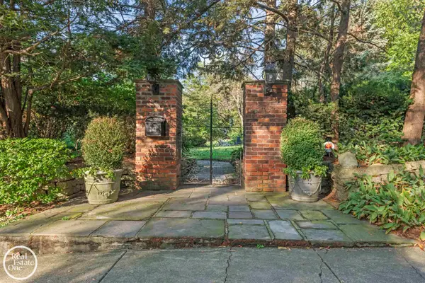 242 Lewiston, Grosse Pointe Farms, MI 48236