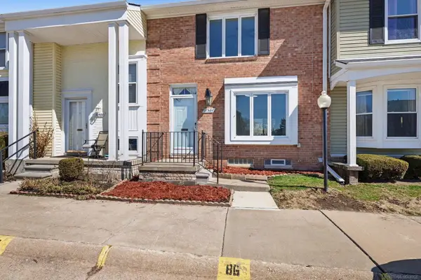 37586 Charter Oaks, Clinton Township, MI 48036