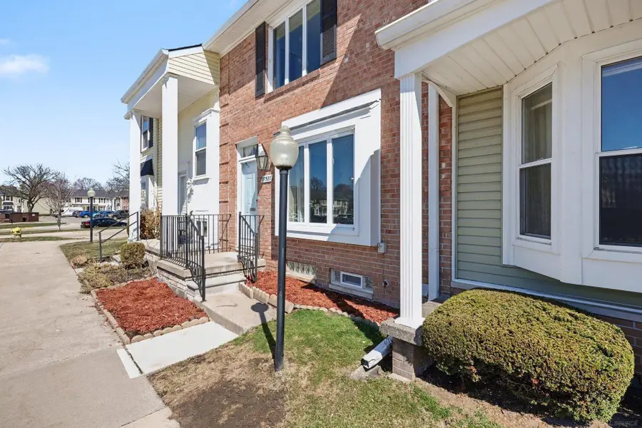 37586 Charter Oaks, Clinton Township, MI 48036 - #2