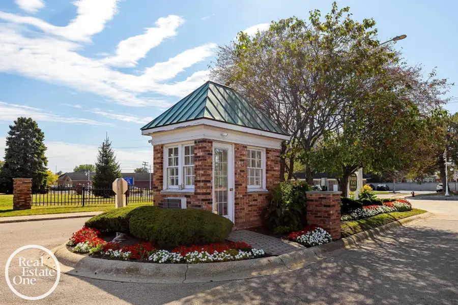 443 Riviera #4, Saint Clair Shores, MI 48080 - #2