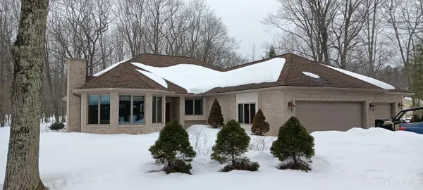 24 Royal Oak, Gladstone, MI 49837
