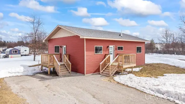 15 Wintergreen, Gladstone, MI 49837