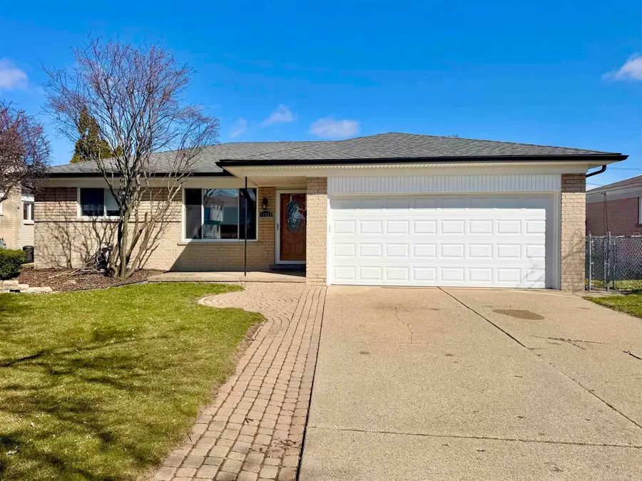 11223 Hemlock Dr, Sterling Heights, MI 48312 - #2