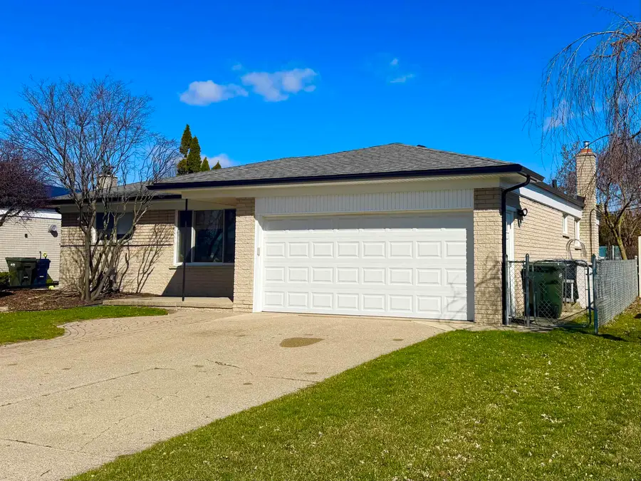 11223 Hemlock Dr, Sterling Heights, MI 48312 - #3