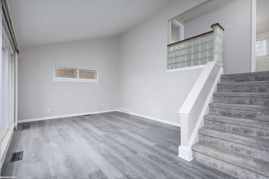 36024 Weideman St, Clinton Township, MI 48035 - #3