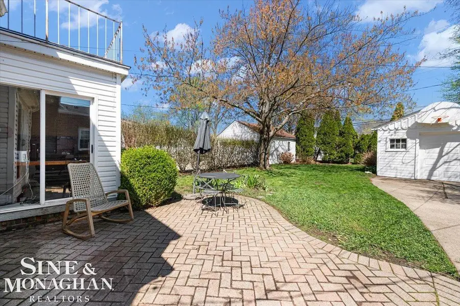 1866 Country Club, Grosse Pointe Woods, MI 48236 - #2