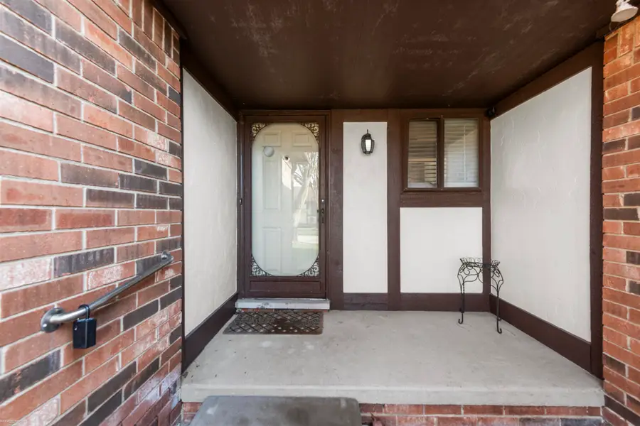 13510 Angela Dr, Warren, MI 48088 - #2