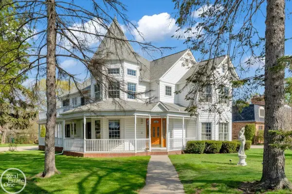 663 N Riverside, Saint Clair, MI 48079