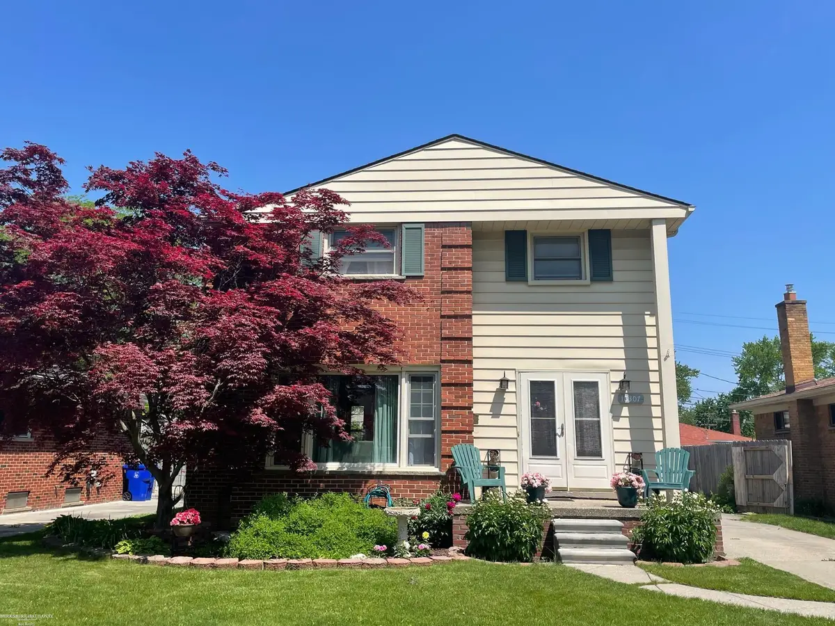 18307 Spring Ct N, Fraser, MI 48026 - #1