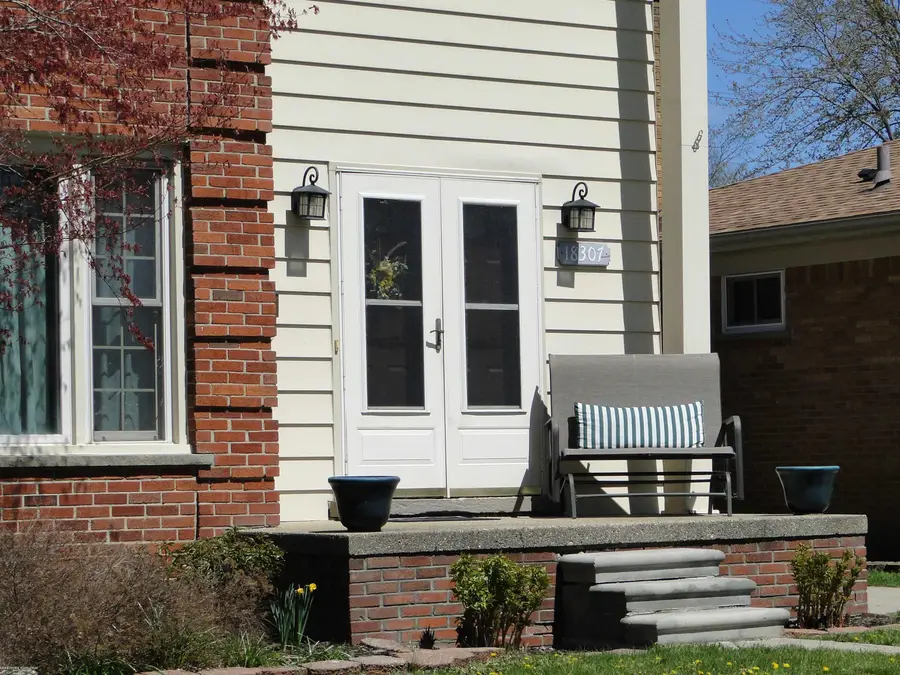 18307 Spring Ct N, Fraser, MI 48026 - #2