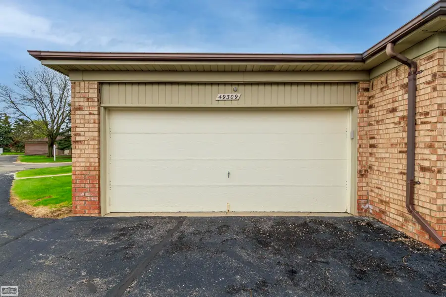 49309 Chesterfield, Utica, MI 48315 - #3