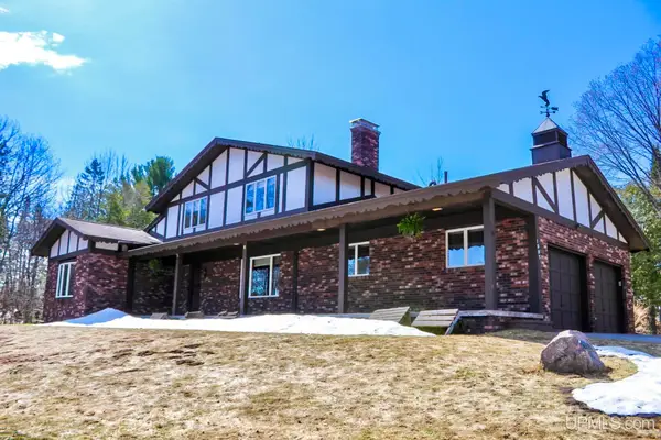 1005 11th, Houghton, MI 49931