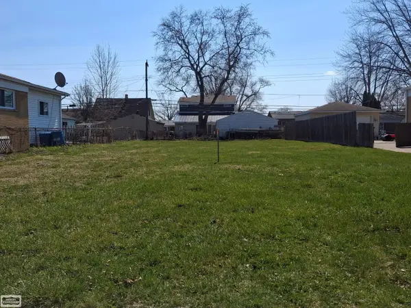 22810 Garfield, Saint Clair Shores, MI 48082