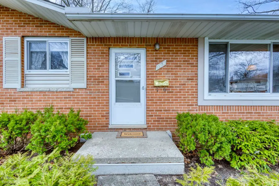 704 Briarwood, Fenton, MI 48430 - #3