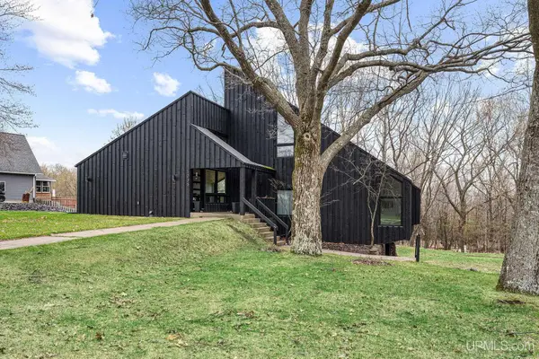 1035 E E, Iron Mountain, MI 49801