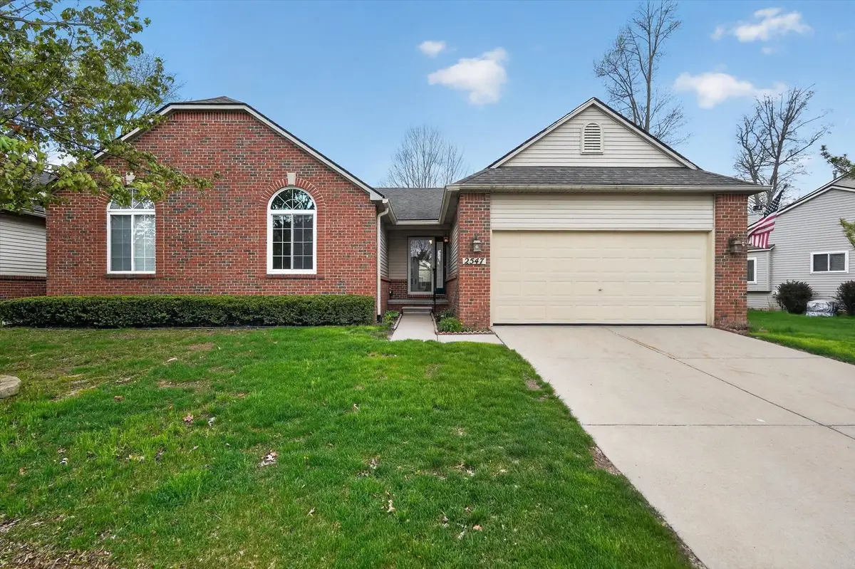 2547 Woodcliff, Hartland, MI 48353 - #1