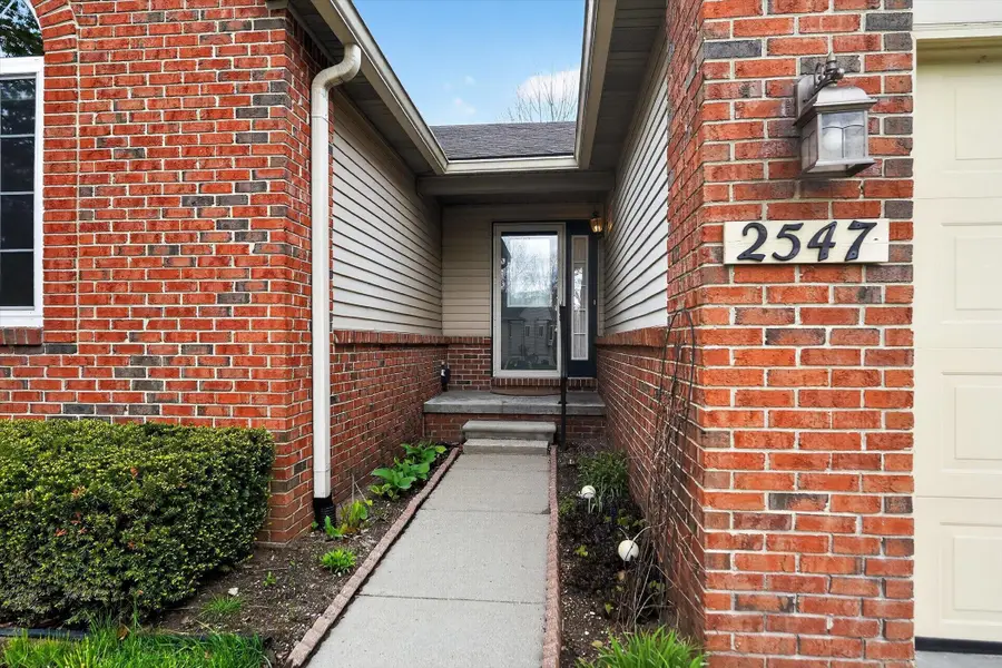 2547 Woodcliff, Hartland, MI 48353 - #3