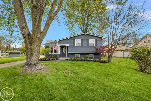 39684 Shoreline, Harrison Twp, MI 48045