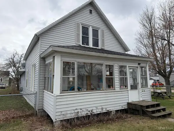 1225 Superior, Gladstone, MI 49837